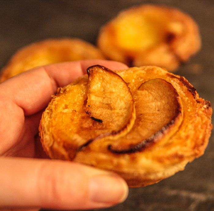 Leckere Pastais de nata gibt es in Portugal wirklich an jeder Ecke und in verschiedenen Variationen. Hier eine mit Apfel.