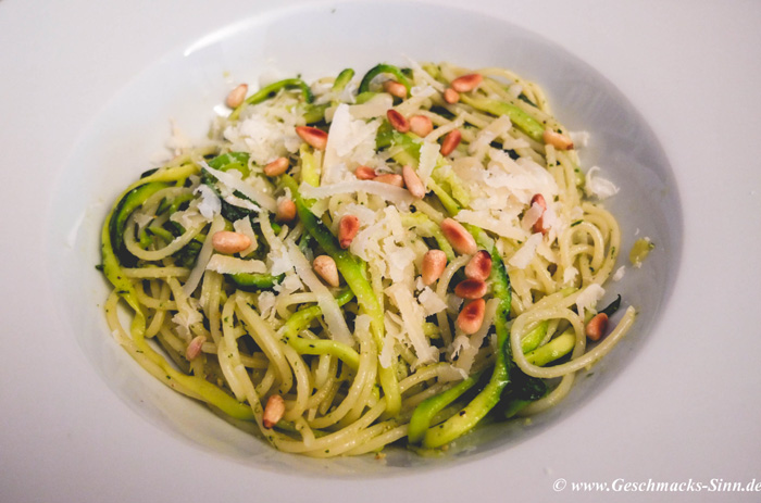 Zucchini-Nudeln mit Basilikum-Pesto | Geschmacks-Sinn