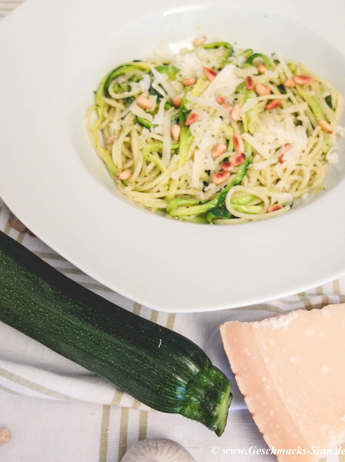 Zucchini-Nudeln mit Basilikum-Pesto | Geschmacks-Sinn